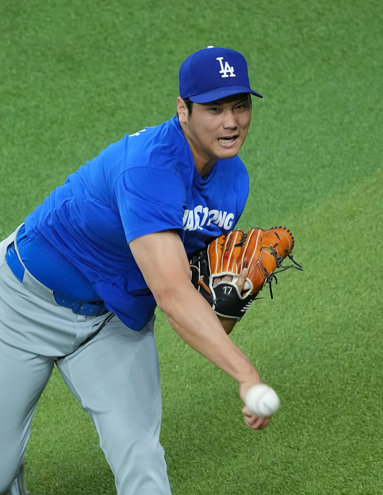 ダイヤモンドバックス対ドジャース　試合前、キャッチボールをするドジャース大谷（撮影・菅敏）
