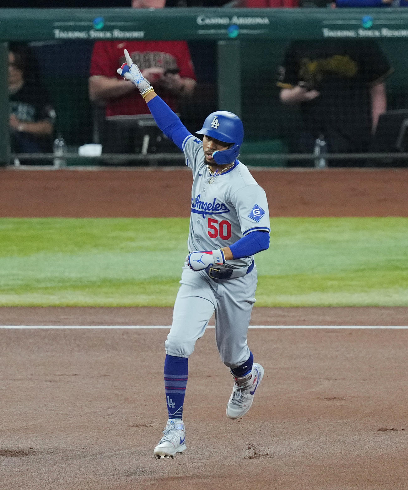 ダイヤモンドバックス対ドジャース　1回表ドジャース無死、ソロ本塁打を放ち、右手を突き上げるベッツ（撮影・菅敏）