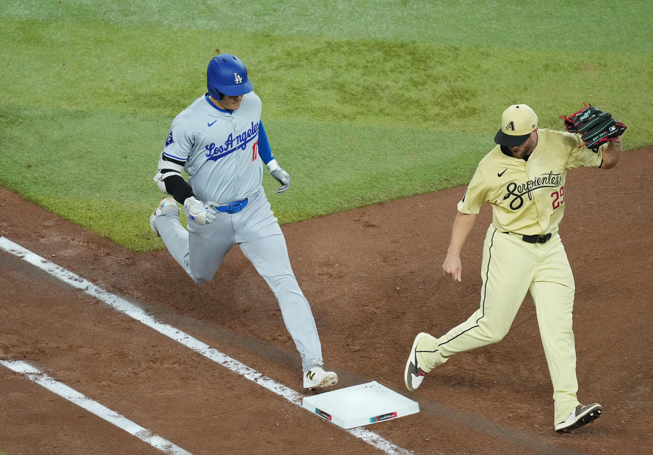 ダイヤモンドバックス対ドジャース　4回表ドジャース無死、一ゴロに倒れる大谷（左）（撮影・菅敏）