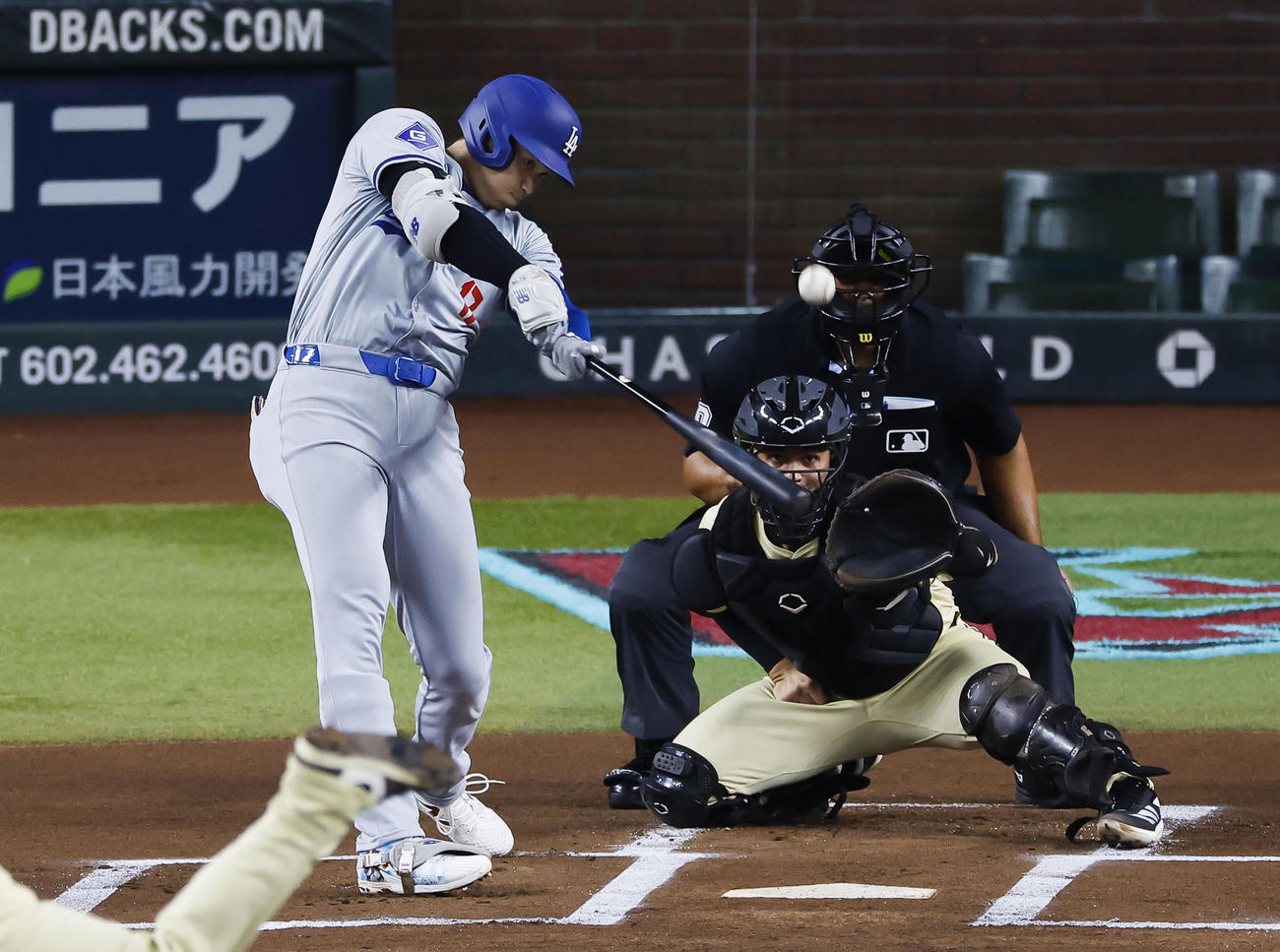 ダイヤモンドバックス戦の1回、2試合連続本塁打となる44号ソロを放つドジャース大谷（共同）