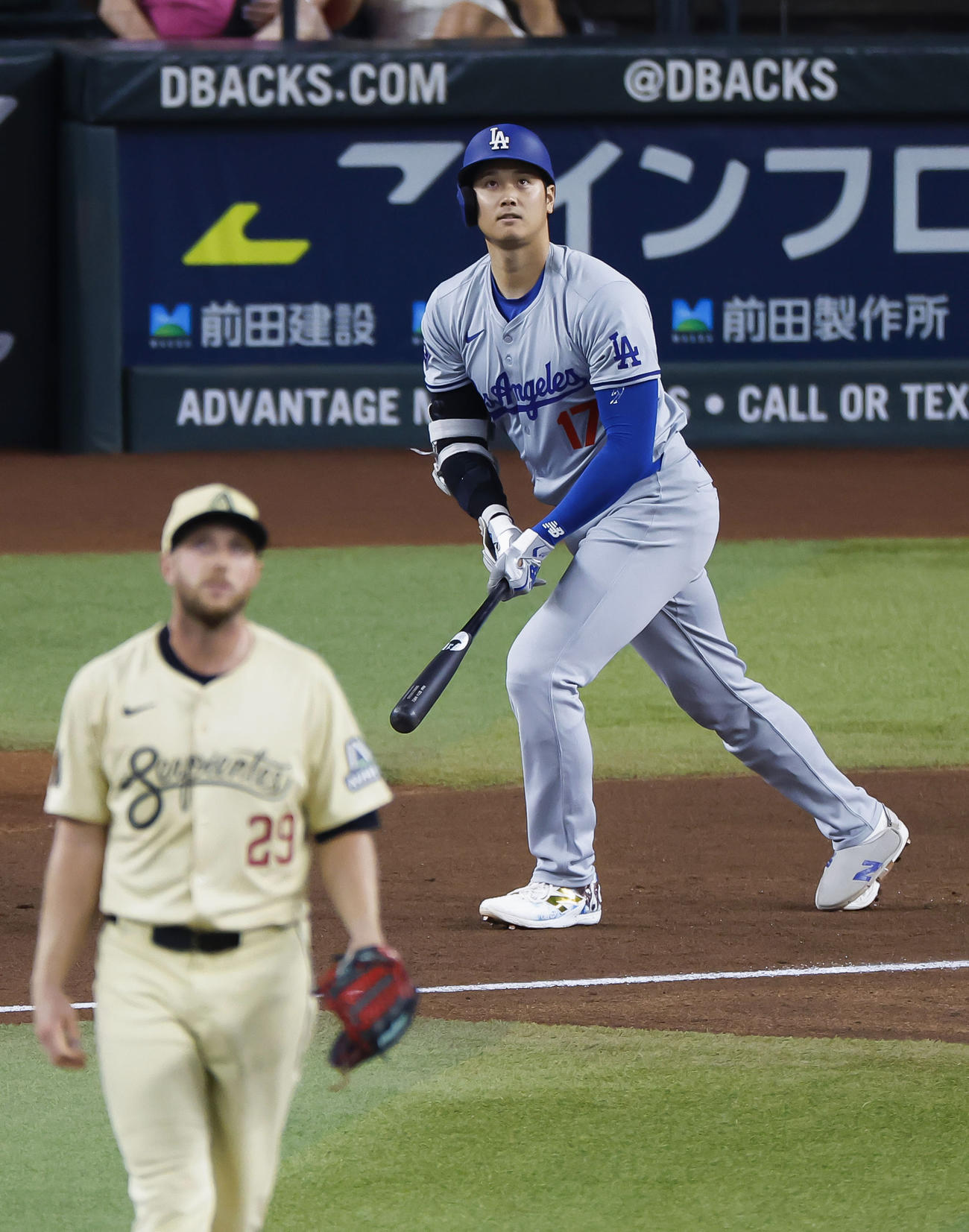 ダイヤモンドバックス戦の1回、2試合連続本塁打となる44号ソロを放つドジャース大谷（共同）