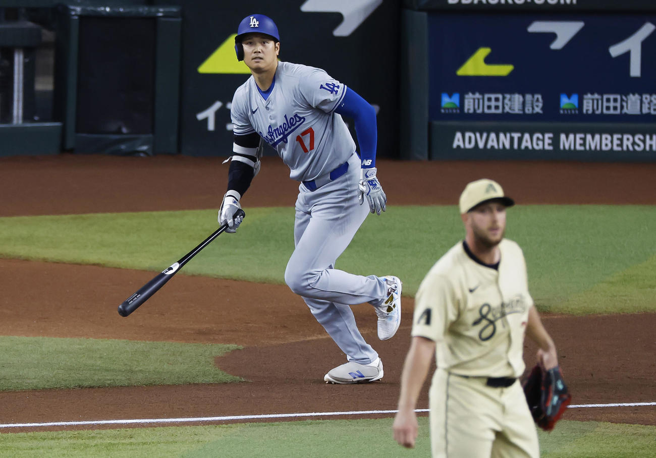 ダイヤモンドバックス戦の1回、2試合連続本塁打となる44号ソロを放つドジャース大谷（共同）