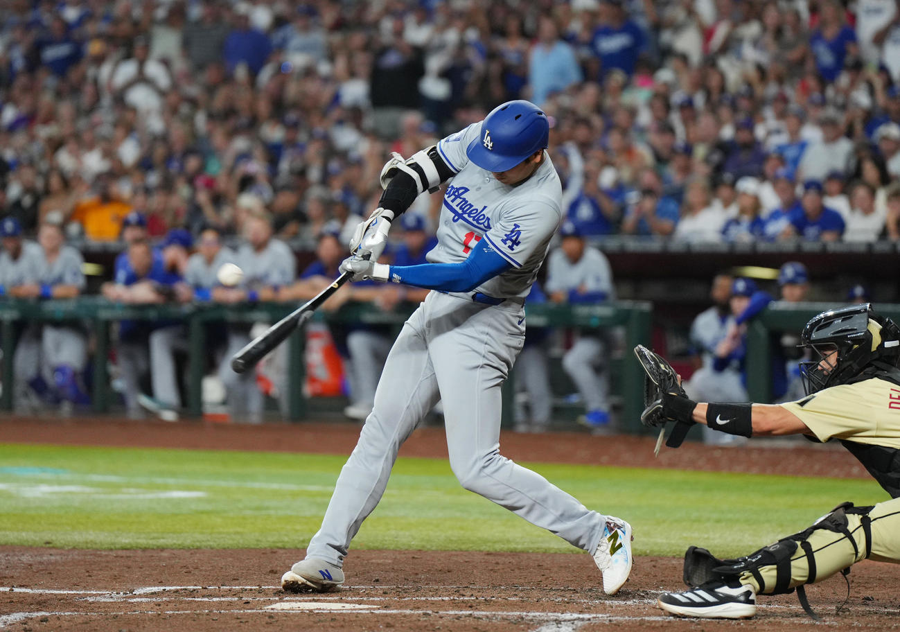 ダイヤモンドバックス対ドジャース　2回表ドジャース無死満塁、中犠飛を放つ大谷（撮影・菅敏）