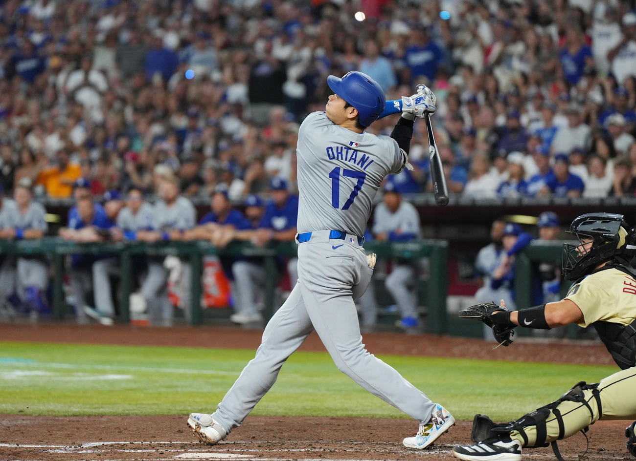 ダイヤモンドバックス対ドジャース　2回表ドジャース無死満塁、中犠飛を放つ大谷（撮影・菅敏）
