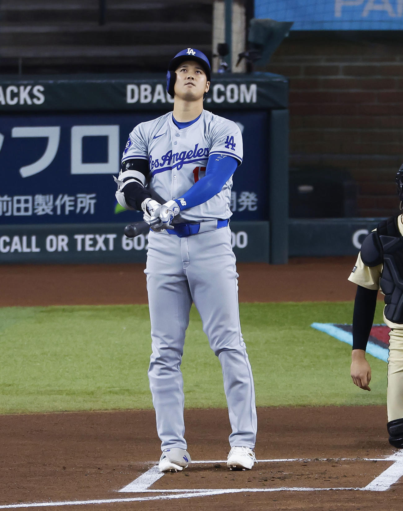 ダイヤモンドバックス戦の1回、2試合連続本塁打となる44号ソロを放ち打球の行方を見るドジャース大谷（共同）