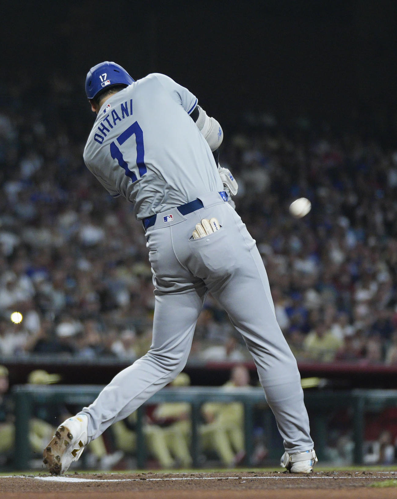 ダイヤモンドバックス戦の1回、2試合連続本塁打となる44号ソロを放つドジャース大谷（共同）