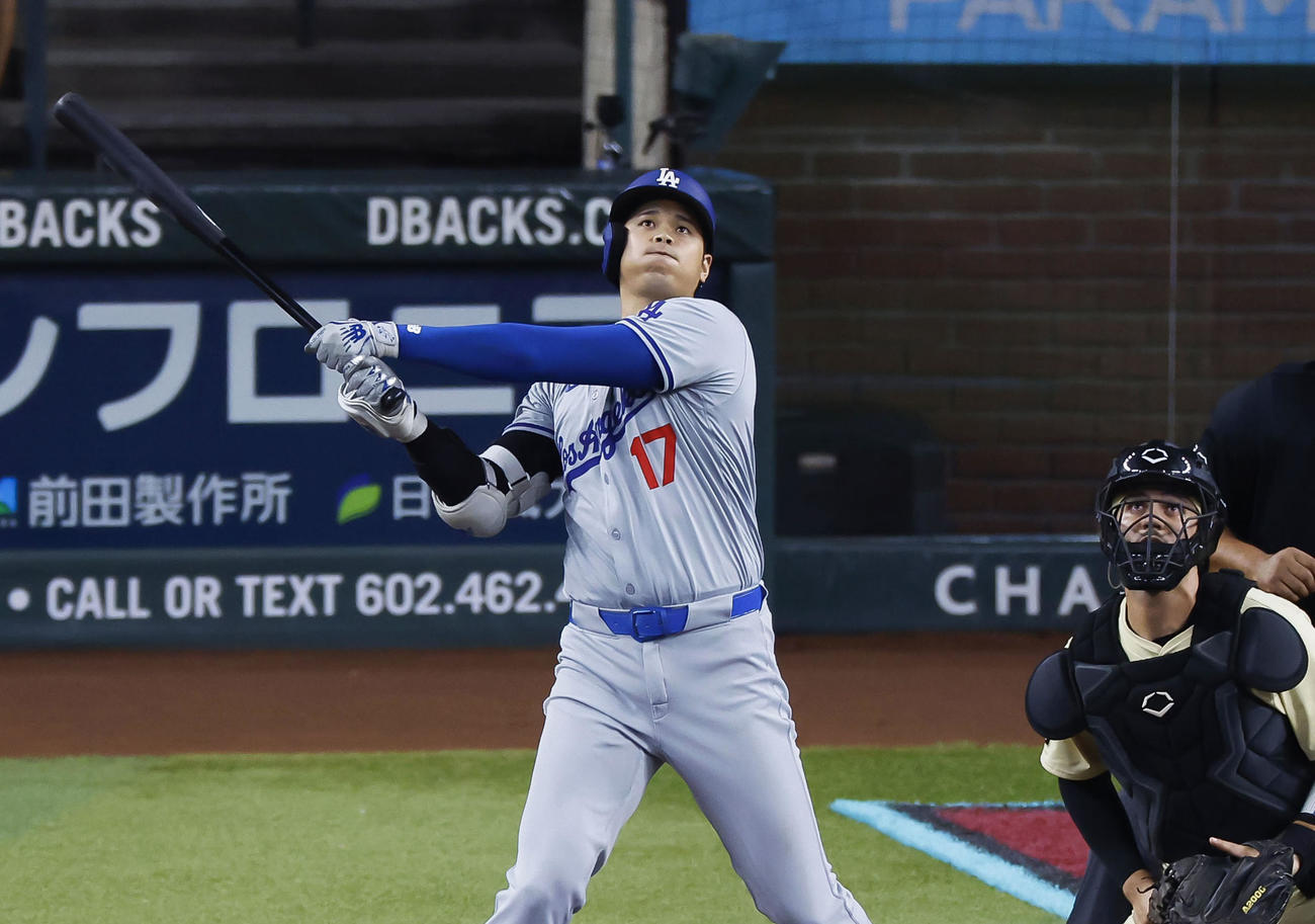 ダイヤモンドバックス戦の1回、2試合連続本塁打となる44号ソロを放つドジャース大谷（共同）