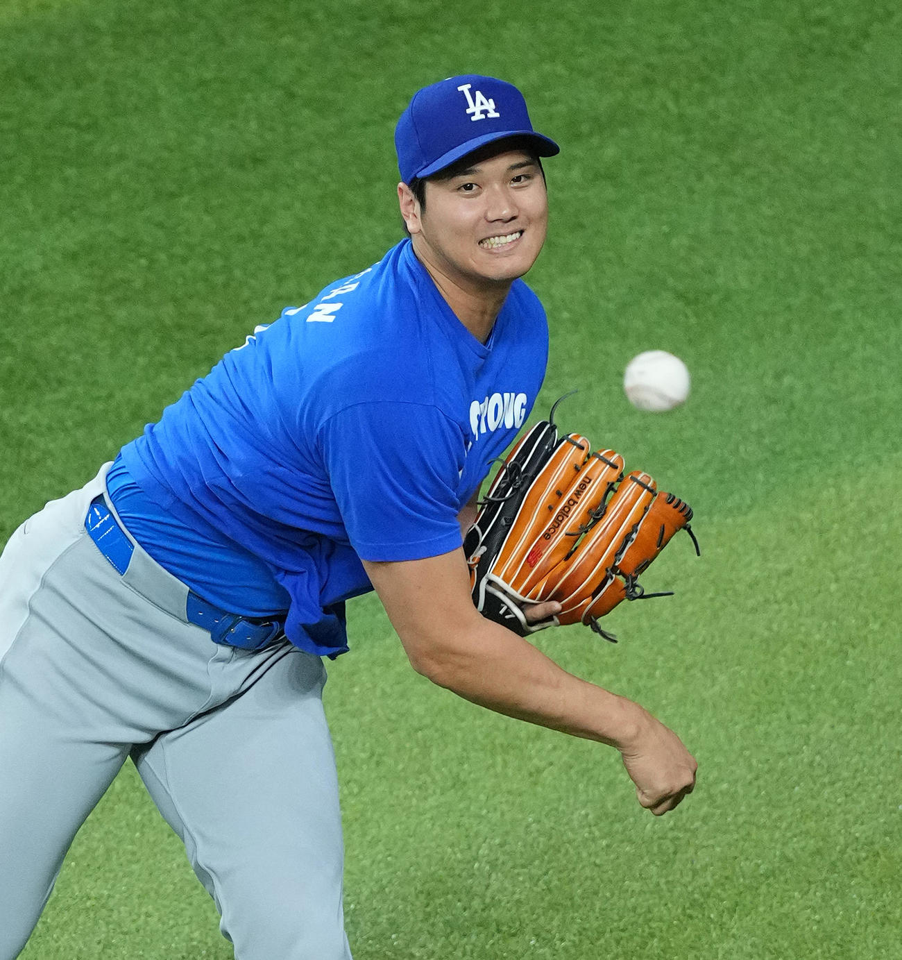 ダイヤモンドバックス対ドジャース　試合前、笑顔でキャッチボールをするドジャース大谷（撮影・菅敏）