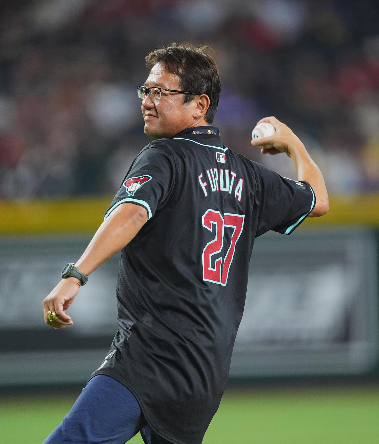 ダイヤモンドバックス対ドジャース　始球式を務める古田氏（撮影・菅敏）