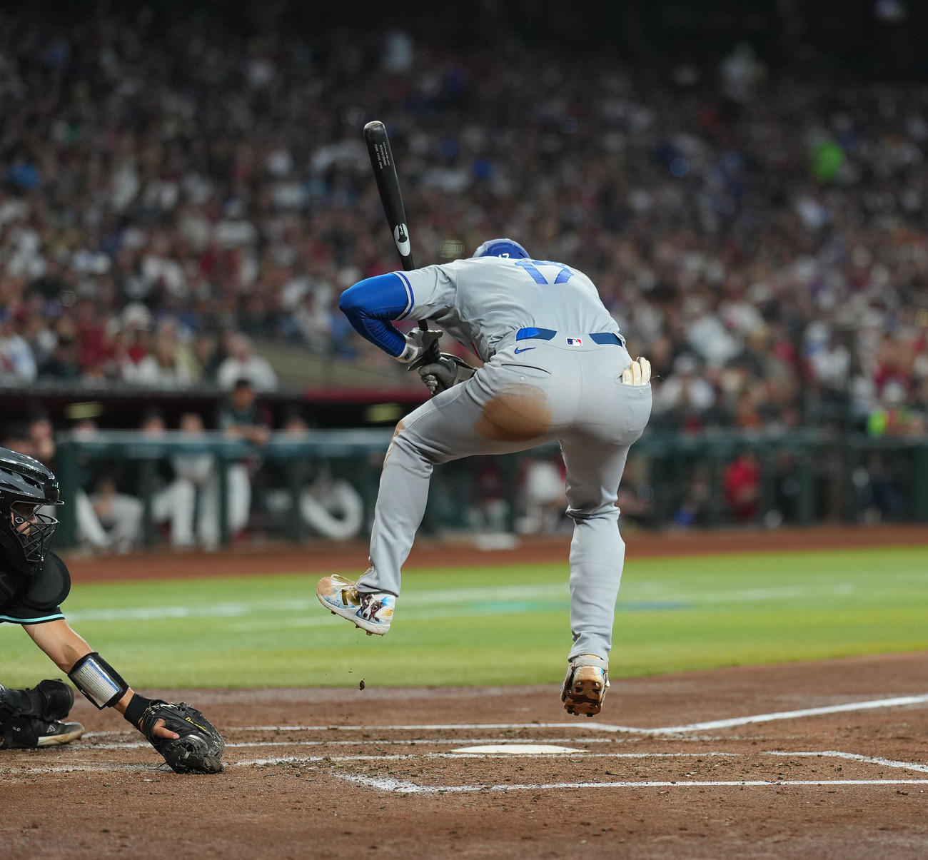 ダイヤモンドバックス対ドジャース　3回表ドジャース無死二塁、内角低めのボールをジャンプして避ける大谷（撮影・菅敏）