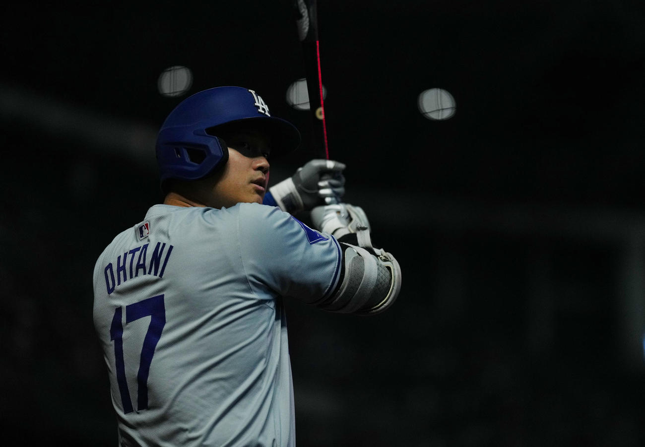 ダイヤモンドバックス対ドジャース　試合開始直前、打席に入る準備をする大谷（撮影・菅敏）