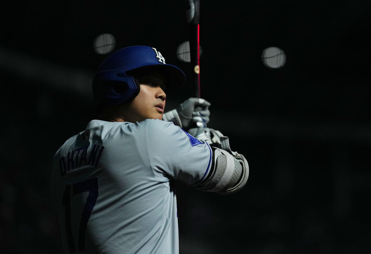 ダイヤモンドバックス対ドジャース　試合開始直前、打席に入る準備をする大谷（撮影・菅敏）