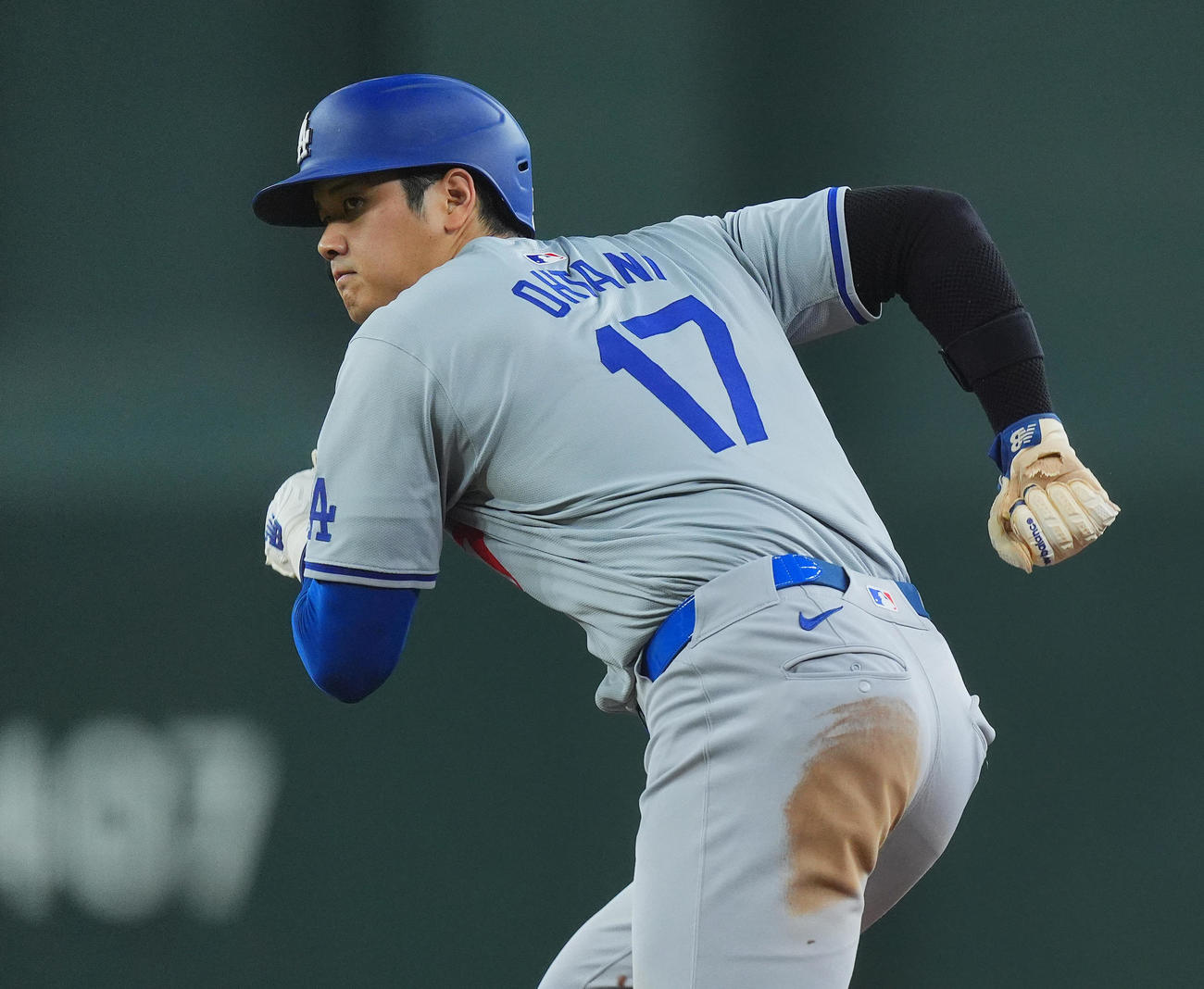 ダイヤモンドバックス対ドジャース　4回表ドジャース2死一、三塁、打者ムーキー・ベッツの時、二塁盗塁を決める大谷（撮影・菅敏）