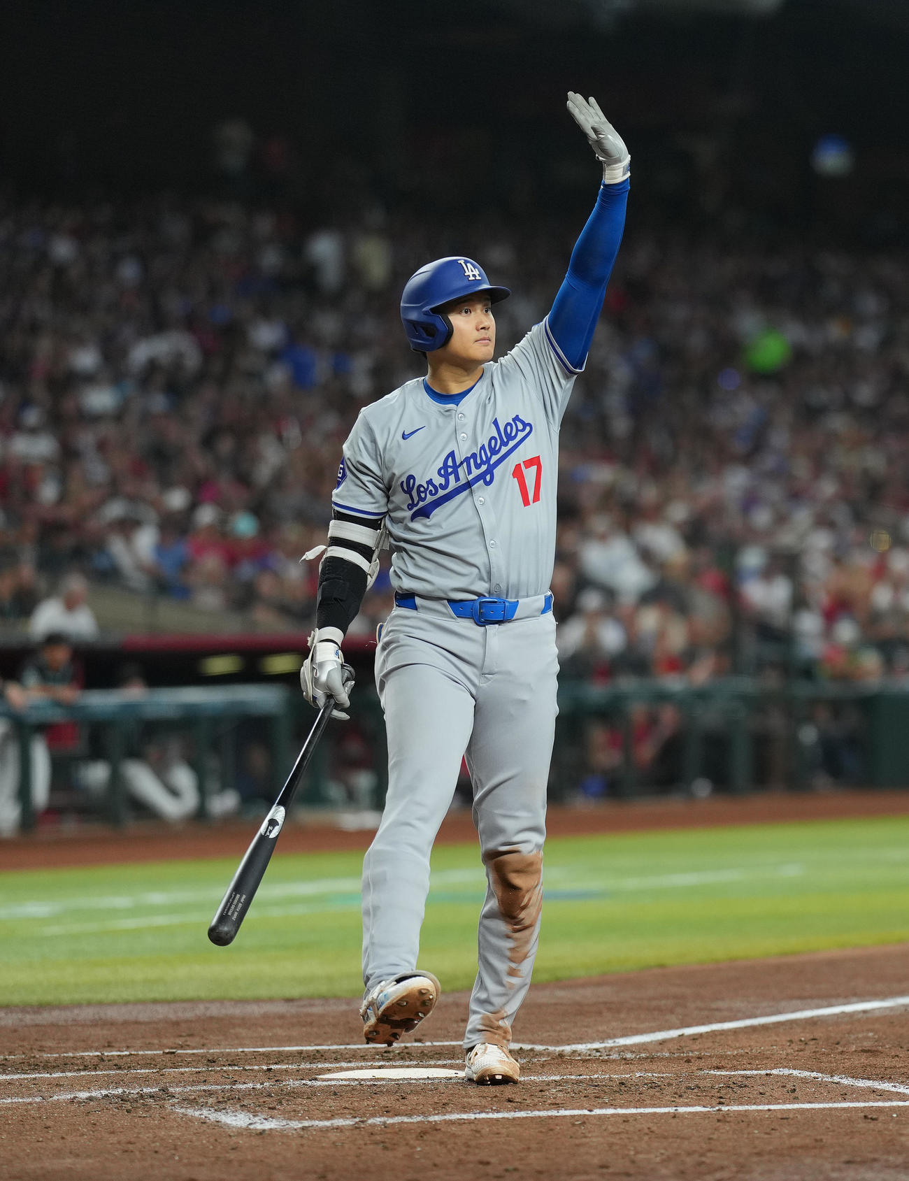 ダイヤモンドバックス対ドジャース　3回表ドジャース無死二塁、ファウルボールを放ち、手を上げる大谷（撮影・菅敏）