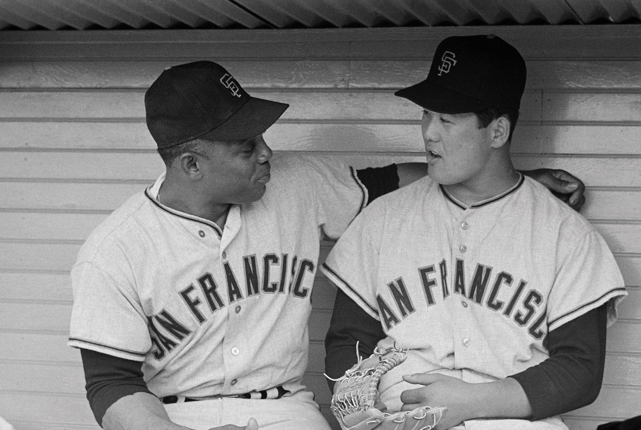 65年、試合前に談笑するジャイアンツの村上とメイズ（ゲッティ＝共同）