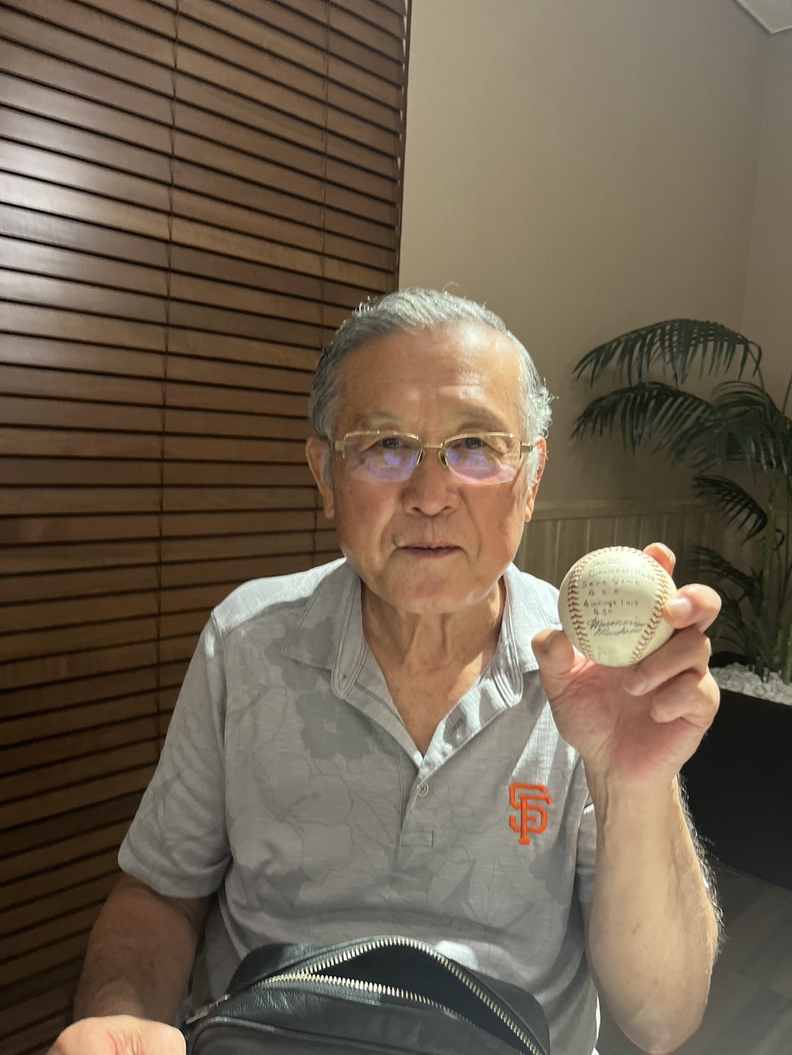 村上氏は65年9月のレッズ戦でセーブを挙げた際の勝利球を見せる