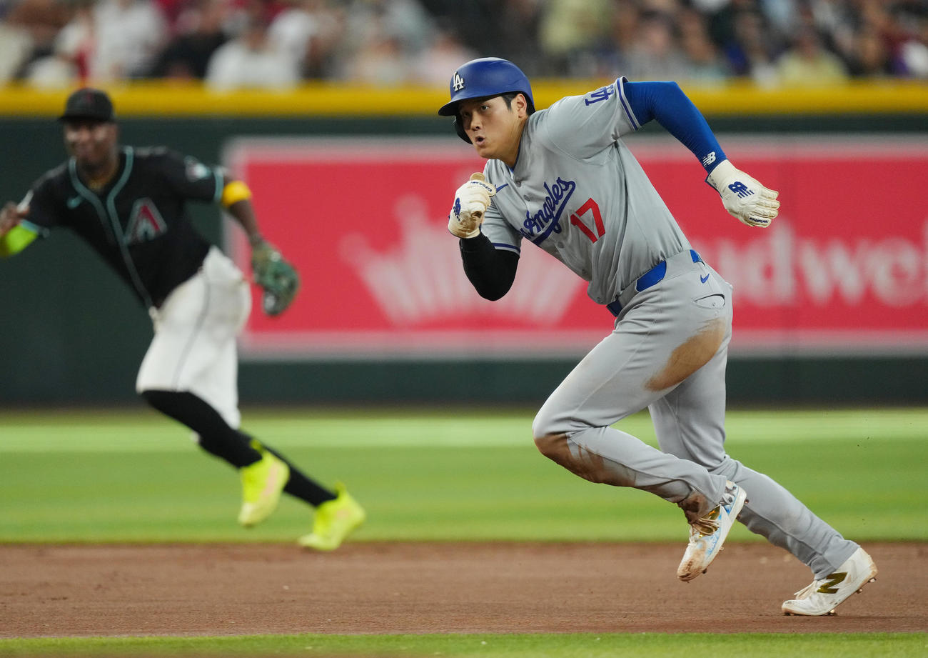 ダイヤモンドバックス対ドジャース　7回表ドジャース1死二塁、打者ベッツの時、三塁盗塁を決める大谷（撮影・菅敏）