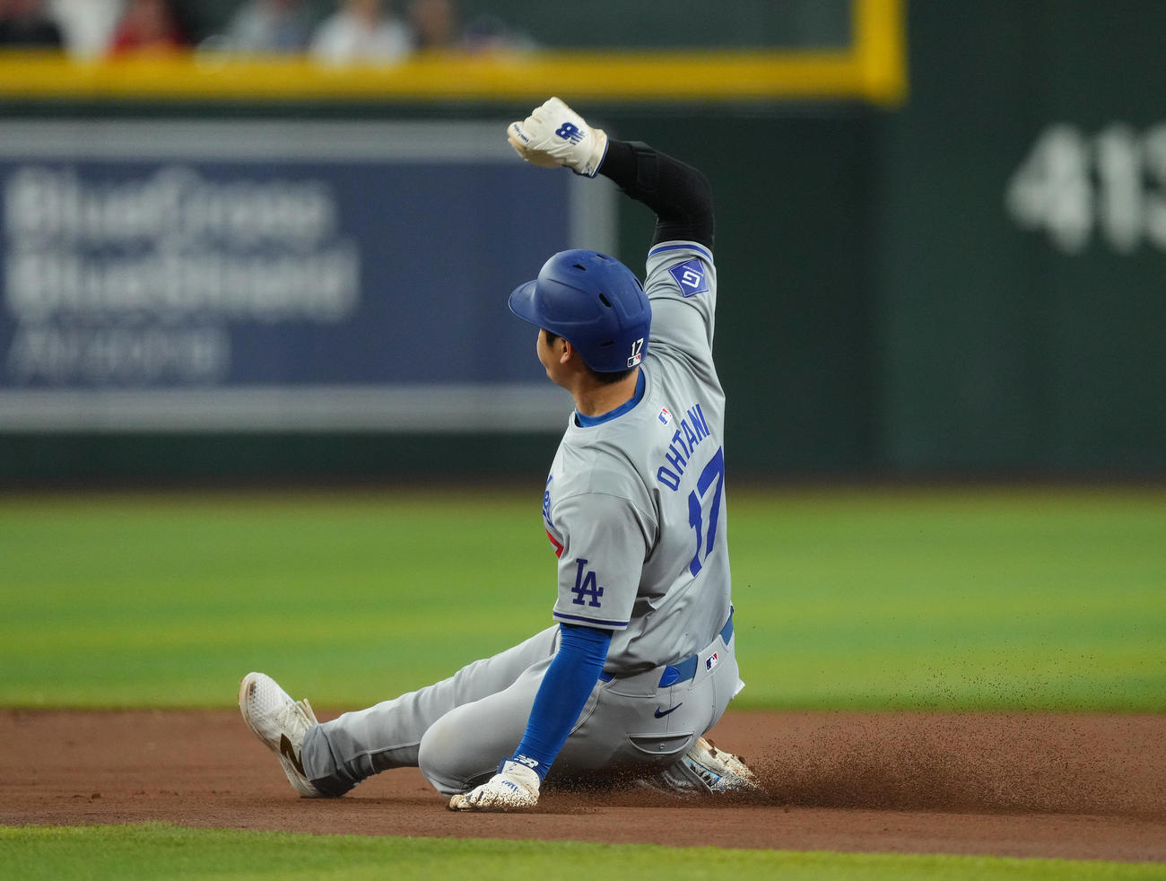 ダイヤモンドバックス対ドジャース　7回表ドジャース1死一塁、打者ベッツの時、二塁盗塁を決める大谷（撮影・菅敏）
