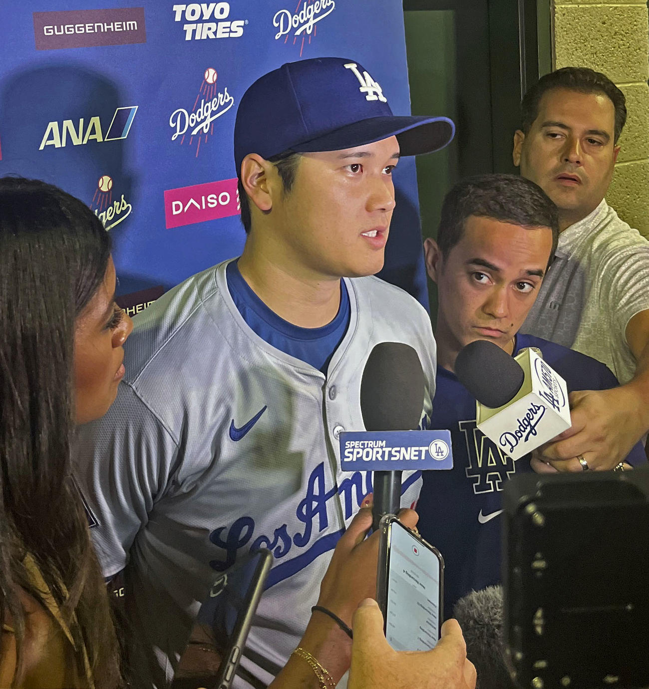試合後、取材に応じるドジャース・大谷＝フェニックス（共同）