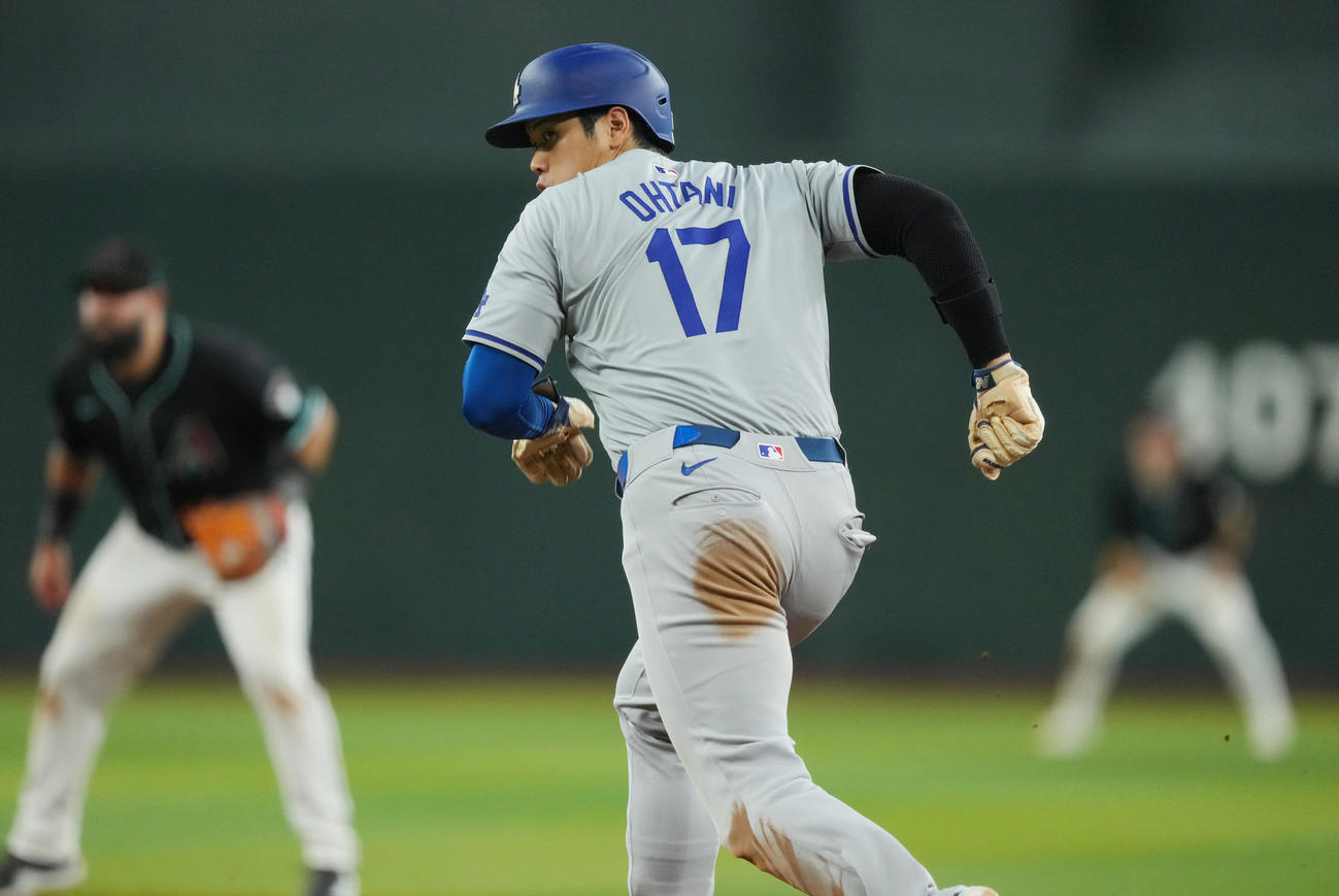 ダイヤモンドバックス対ドジャース　7回表ドジャース1死一塁、打者ベッツの時、二塁盗塁を決める大谷（撮影・菅敏）