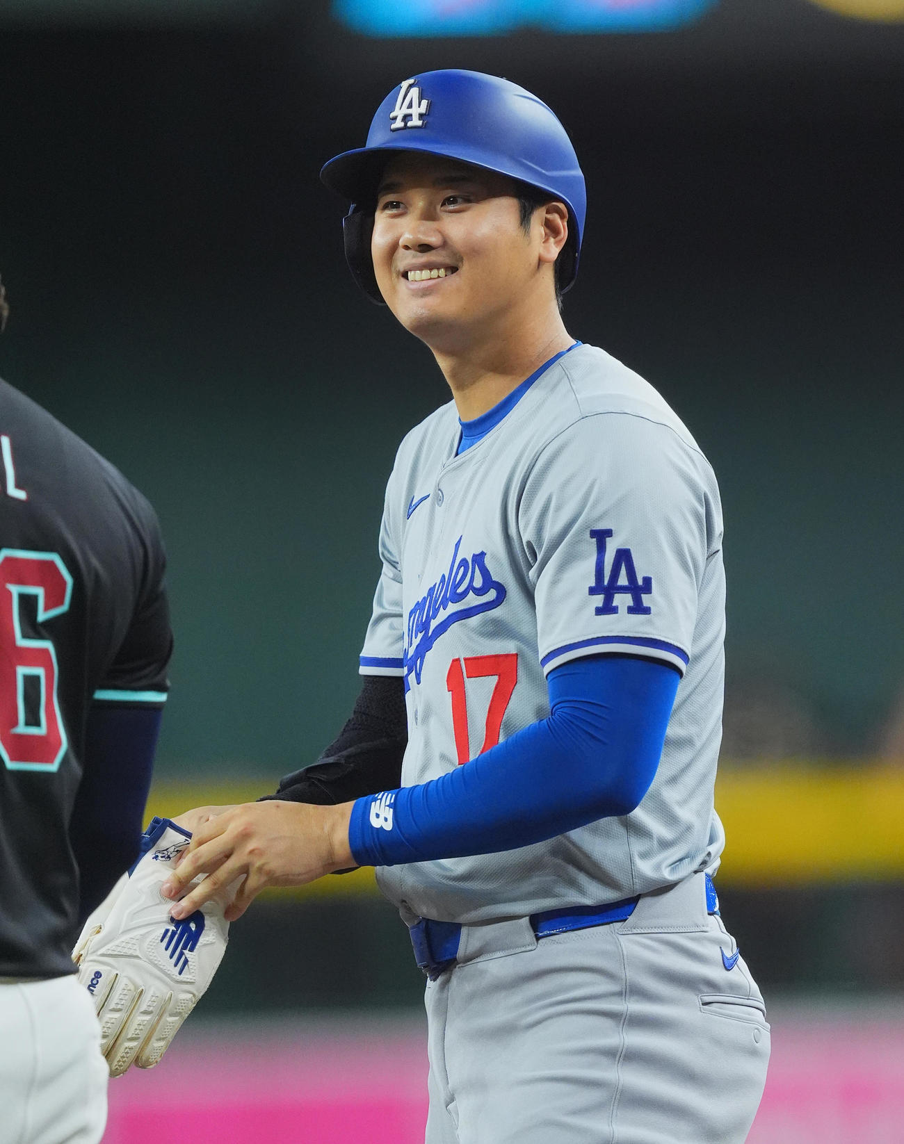 ダイヤモンドバックス対ドジャース　1回表ドジャース無死、右前打を放ち、塁上で笑顔を見せる大谷（撮影・菅敏）