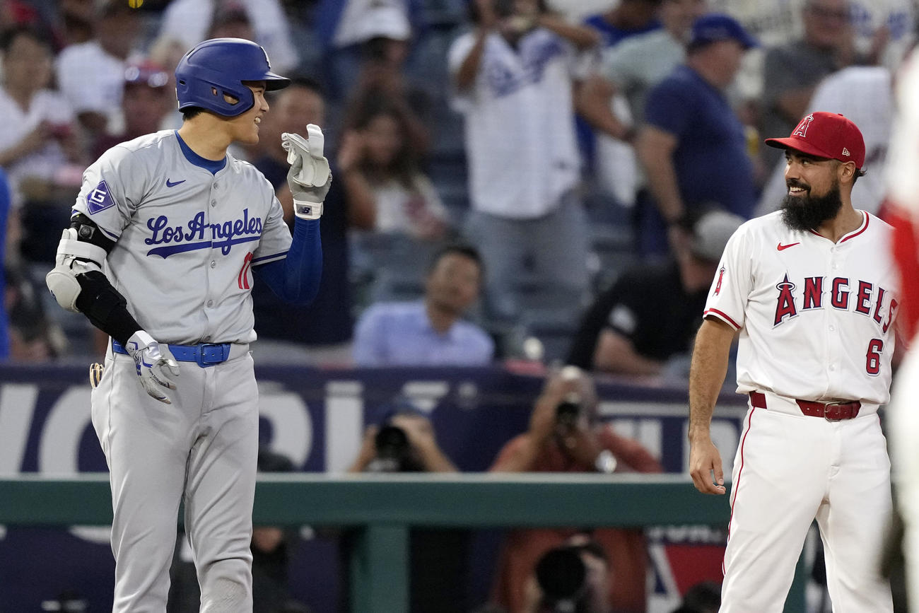 ドジャース大谷翔平（左）が古巣エンゼルス戦の3回表に三塁に立って三塁手アンソニー・レンドンと会話した（AP）
