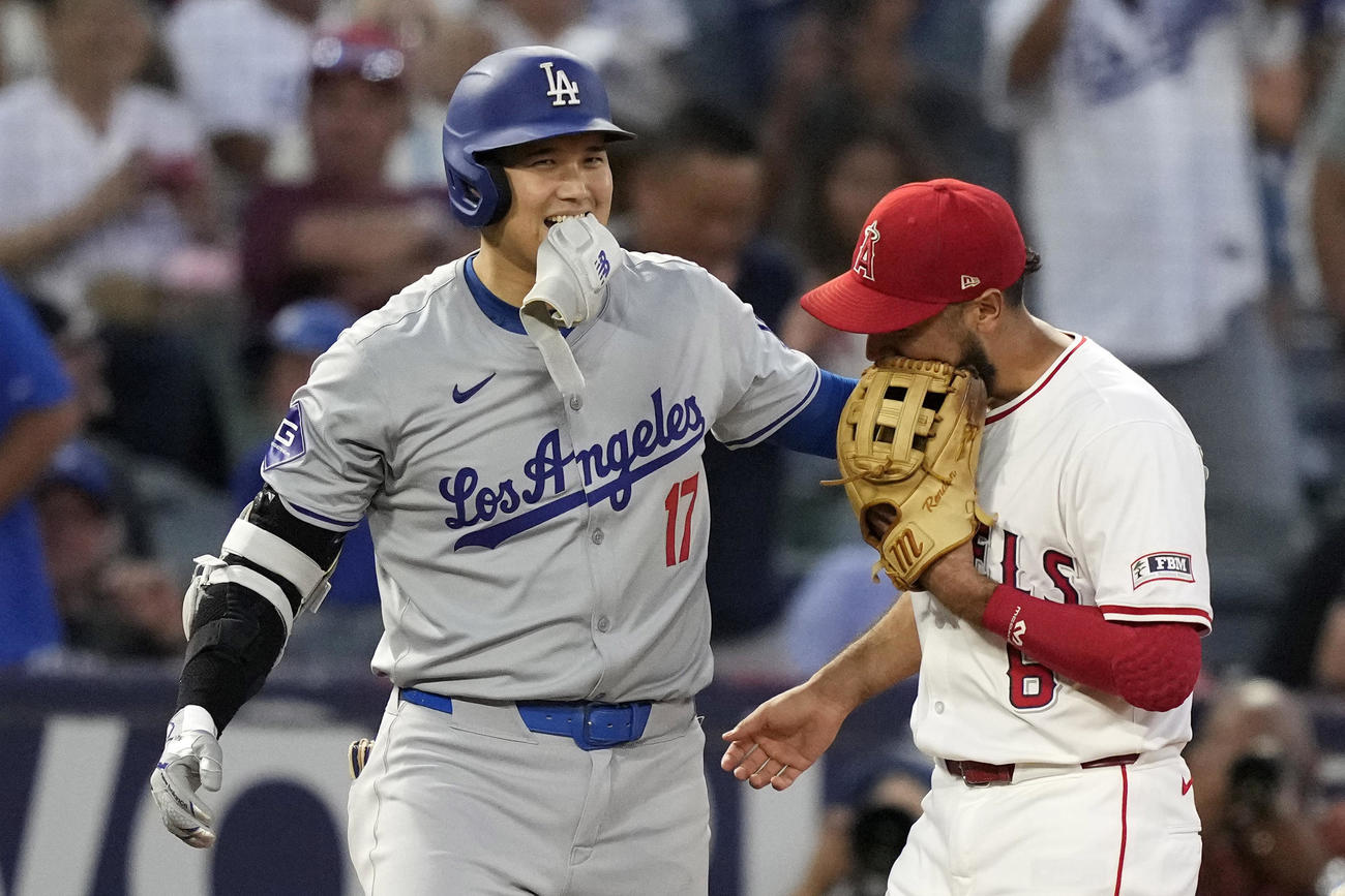 ドジャース大谷翔平（左）が古巣エンゼルス戦の3回表に三塁に立って、三塁手アンソニー・レンドンと会話する（AP）