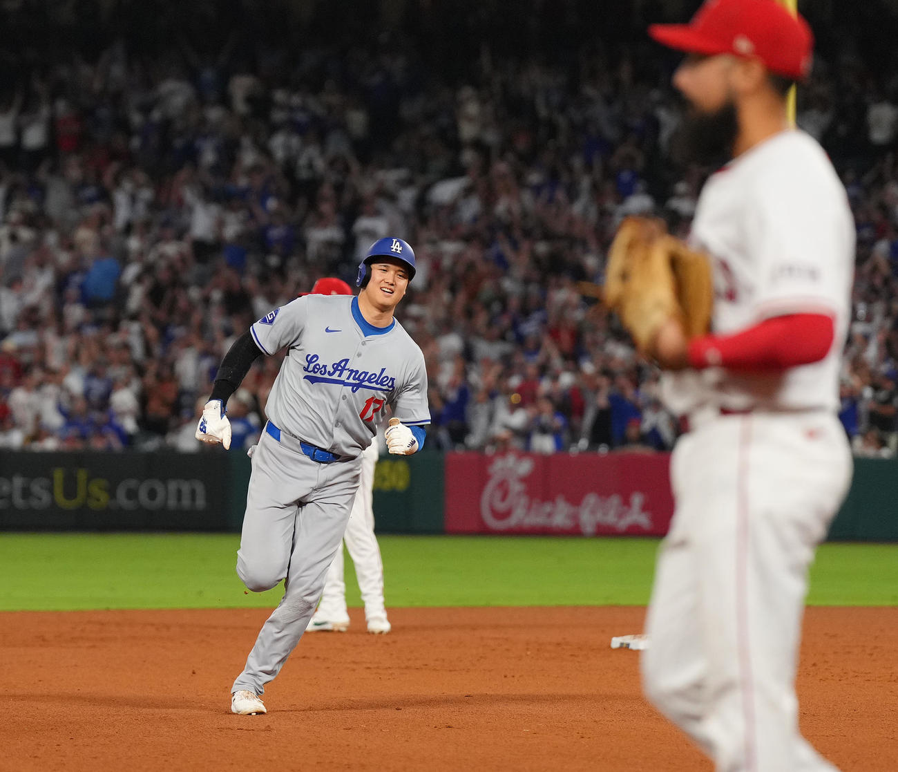 エンゼルス対ドジャース　10回表ドジャース2死一、二塁、ベッツの3点本塁打に笑顔を見せる一塁走者大谷（撮影・菅敏）