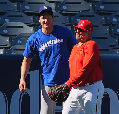 エンゼルス対ドジャース 練習を終え、エンゼルスのスタッフと談笑するドジャース大谷(撮影・菅敏)