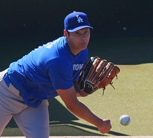 エンゼルス対ドジャース ブルペンで投球練習をするドジャース大谷(撮影・菅敏)
