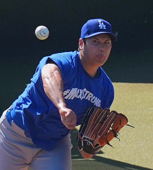エンゼルス対ドジャース ブルペンで投球練習をするドジャース大谷(撮影・菅敏)