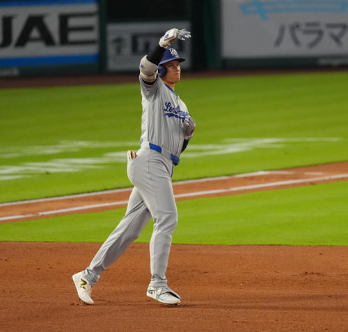 エンゼルス対ドジャース 3回表ドジャース2死、中飛に倒れる大谷(撮影・菅敏)