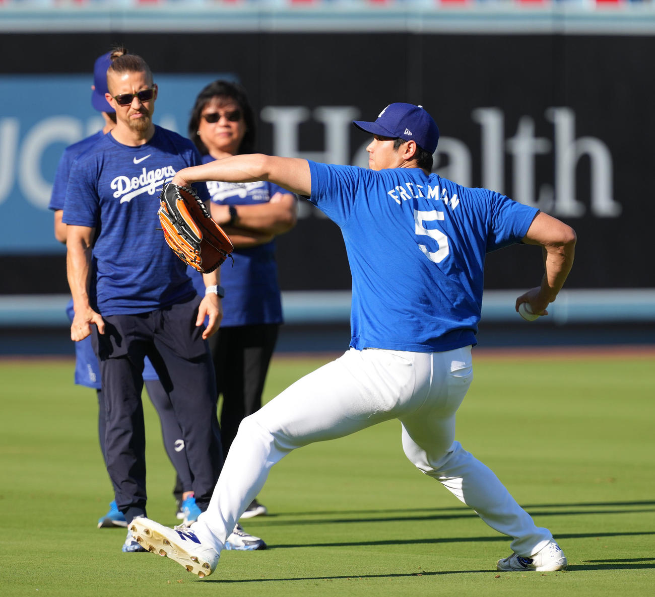 ドジャース対ガーディアンズ　試合前、キャッチボールをするドジャース大谷（撮影・菅敏）