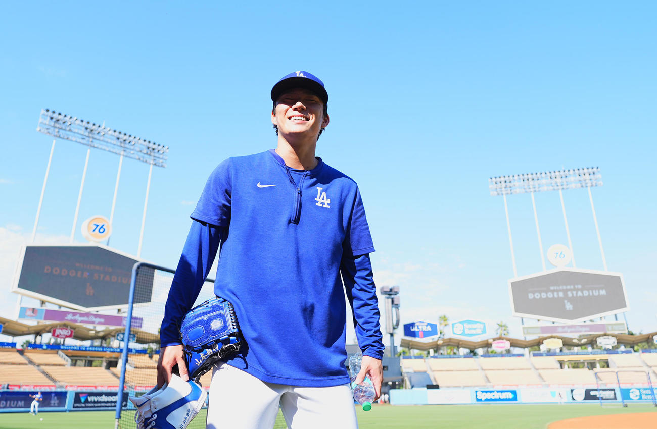ドジャース対ガーディアンズ　試合前の練習を終え、ロッカールームに戻るドジャース山本（撮影・菅敏）