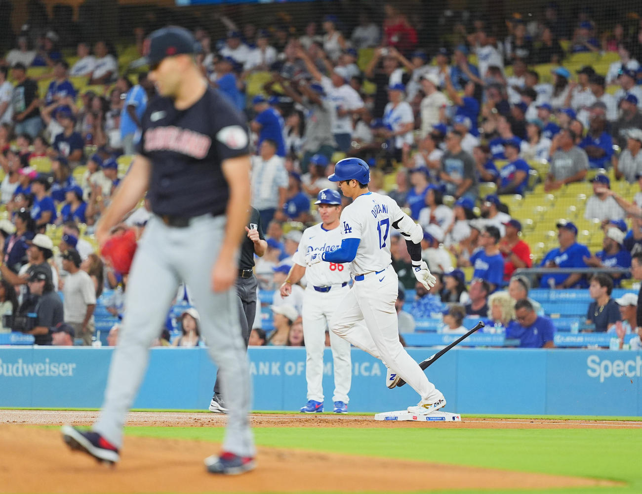 ドジャース対ガーディアンズ　1回裏ドジャース無死、中飛に倒れる大谷。手前は投手ボイド（撮影・菅敏）