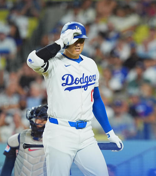 ドジャース対ガーディアンズ　3回裏ドジャース1死、空振りの三振に倒れ、ベンチに戻る大谷（撮影・菅敏）