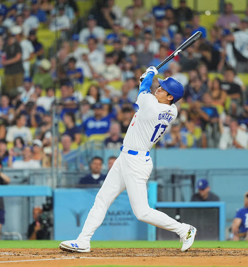 ドジャース対ガーディアンズ　6回裏ドジャース1死、中越えに45号ソロ本塁打を放つ大谷（撮影・菅敏）