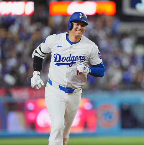 ドジャース対ガーディアンズ　6回裏ドジャース1死、中越えに45号ソロ本塁打を放ち、笑顔でダイヤモンドを回る大谷（撮影・菅敏）