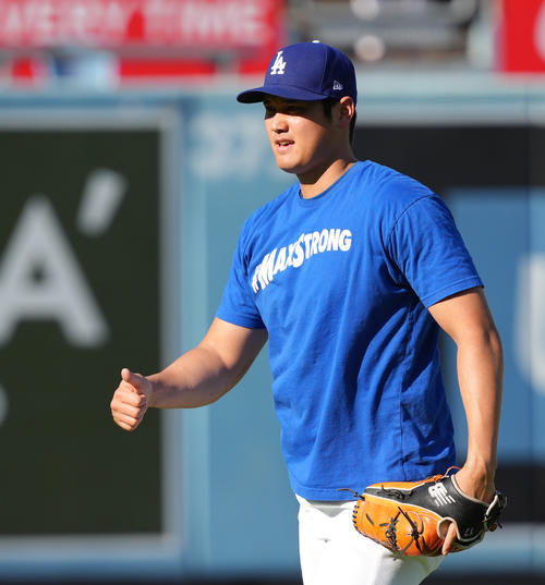 ドジャース対ガーディアンズ　試合前、キャッチボールを終え、サムズアップポーズをとるドジャース大谷（撮影・菅敏）