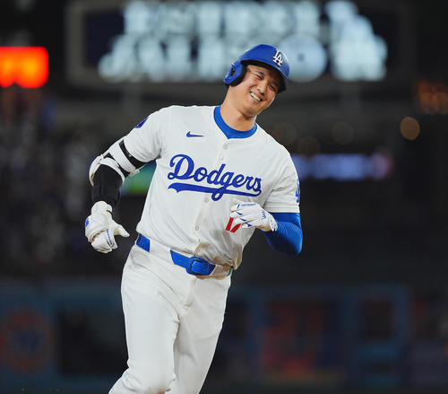 ドジャース対ガーディアンズ　6回裏ドジャース1死、中越えに45号ソロ本塁打を放ち、笑顔でダイヤモンドを回る大谷（撮影・菅敏）