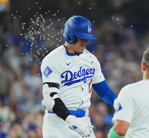 ドジャース対ガーディアンズ　6回裏ドジャース1死、中越えに45号ソロ本塁打を放ち、ヒマワリの種のシャワーで祝福される大谷（撮影・菅敏）