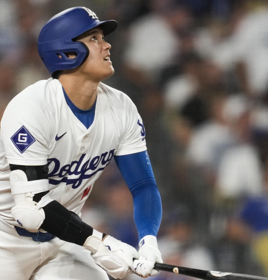 ドジャース対ガーディアンズ　6回裏ドジャース1死、中越えに45号ソロ本塁打を放つ大谷（AP）