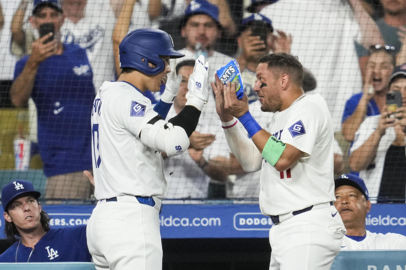 ドジャース対ガーディアンズ　6回裏ドジャース1死、中越えに45号ソロ本塁打を放った大谷（左）はロハスから祝福される（AP）