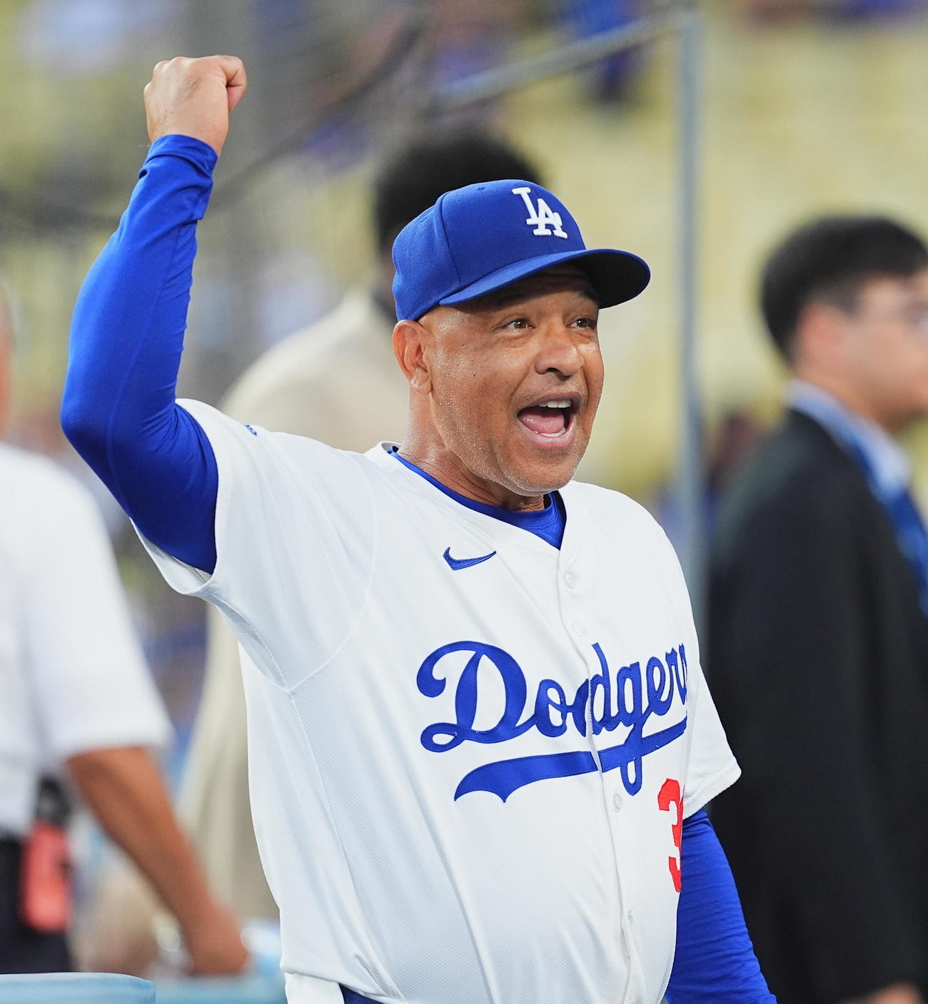 ドジャース対ガーディアンズ　試合前、ベンチで笑顔を見せるロバーツ監督（撮影・菅敏）