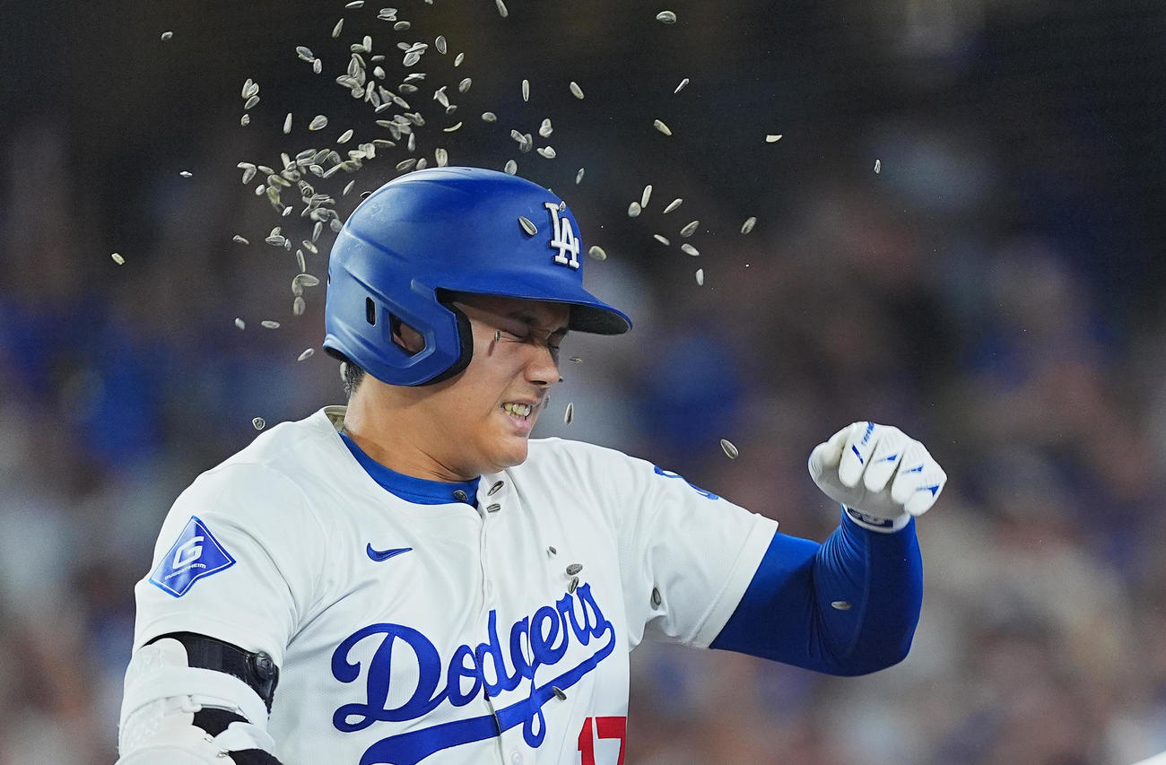 ドジャース対ガーディアンズ　6回裏ドジャース1死、中越えに45号ソロ本塁打を放ち、ヒマワリの種のシャワーで祝福される大谷（撮影・菅敏）