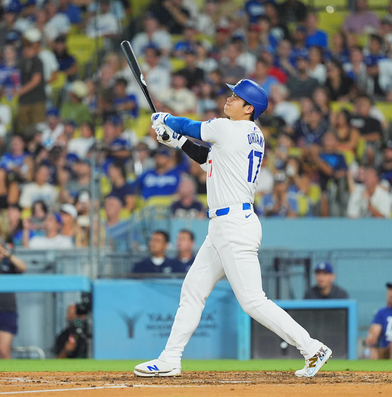 ドジャース対ガーディアンズ　6回裏ドジャース1死、右越えに45号ソロ本塁打を放つ大谷（撮影・菅敏）
