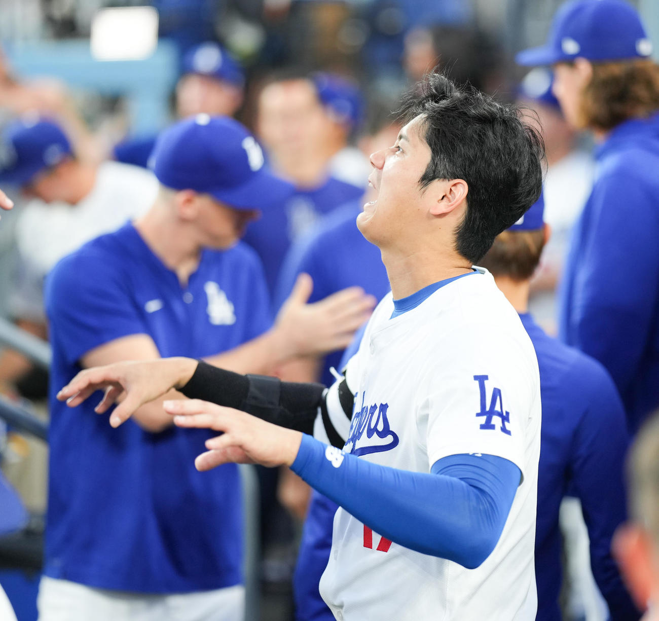 ドジャース対ガーディアンズ　試合前、ベンチでポーズをとる大谷（撮影・菅敏）