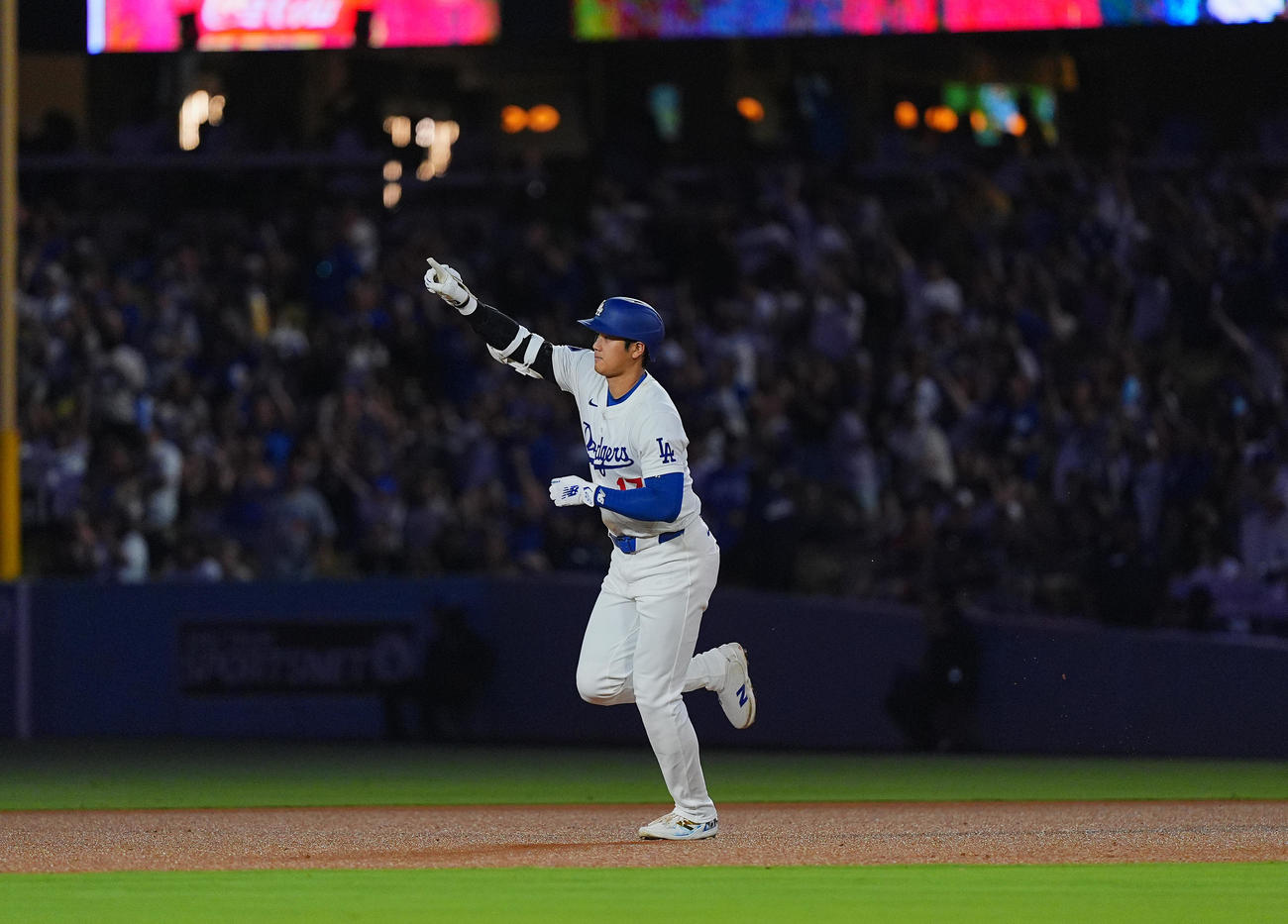 ドジャース対ガーディアンズ　6回裏ドジャース1死、右越えに45号ソロ本塁打を放ち、右手を突き上げる大谷（撮影・菅敏）