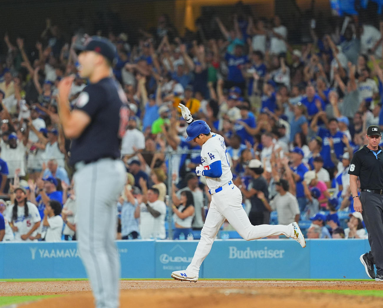 ドジャース対ガーディアンズ　6回裏ドジャース1死、中越えに45号ソロ本塁打を放ち、ダイヤモンドを回りながら手を上げる大谷（撮影・菅敏）