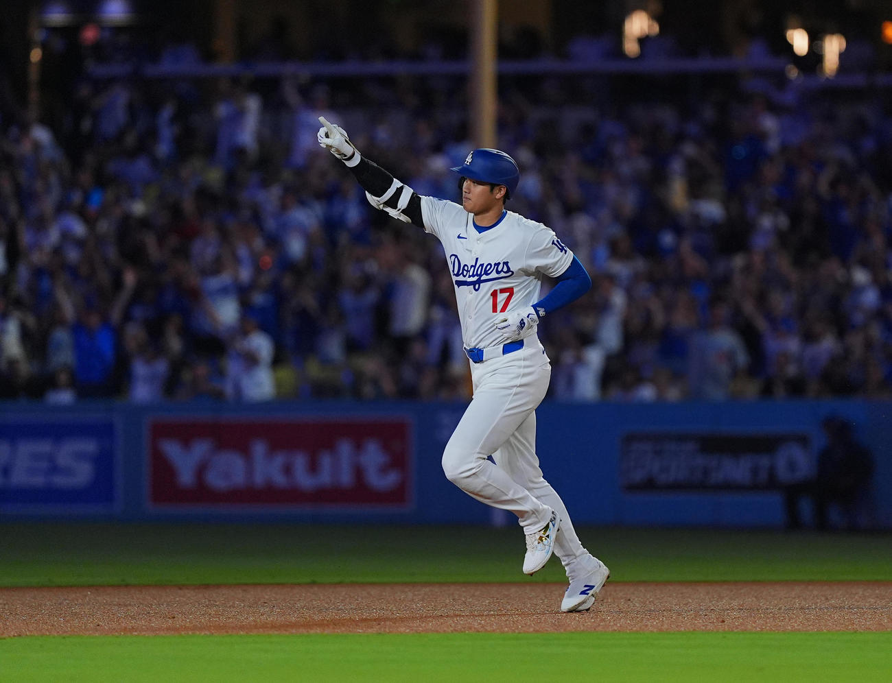 ドジャース対ガーディアンズ　6回裏ドジャース1死、中越えに45号ソロ本塁打を放ち、右手を突き上げる大谷（撮影・菅敏）